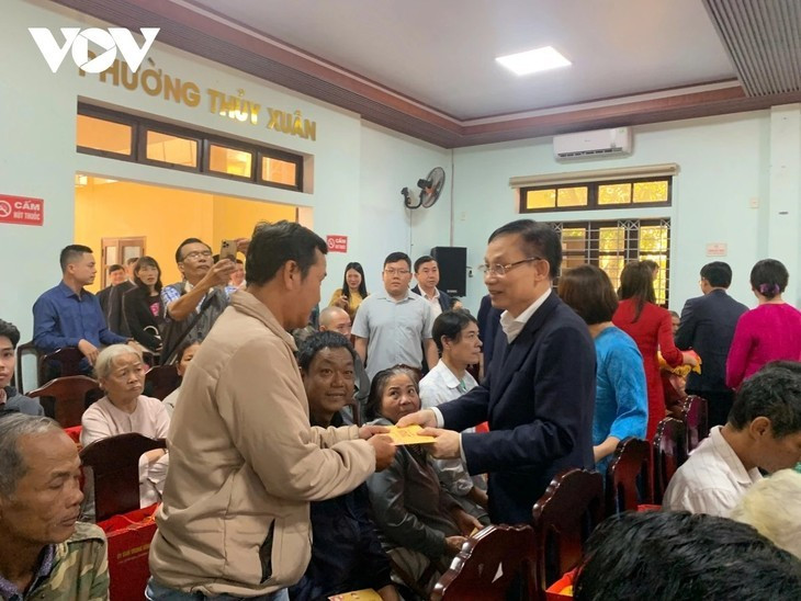 Le ministre des Affaires étrangères, Lê Hoài Trung remet des cadeaux du Têt dans le quartier de Thuy Xuân (Huê). Photo: Lê Hiếu/VOV Centre