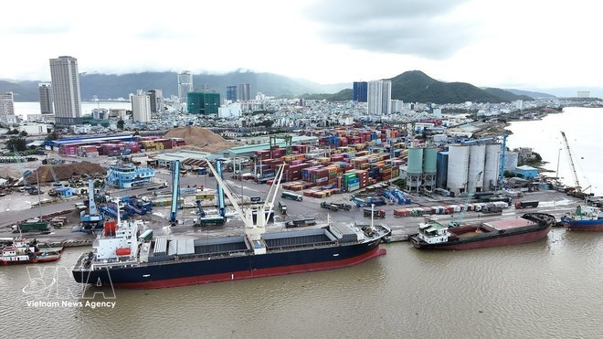 Le port de Quy Nhon, situé dans la baie de Quy Nhon, bénéficie d'une situation idéale pour le mouillage et les opérations de chargement/déchargement des navires tout au long de l'année. Photo : VNA