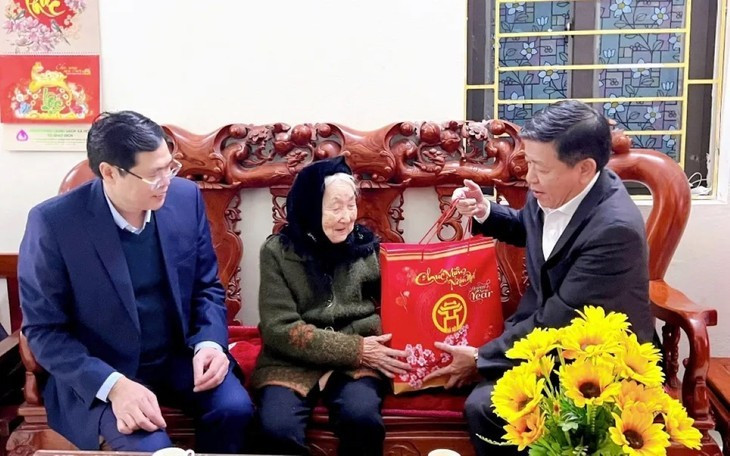 Hanoï distribue plus de 1,16 million de cadeaux du Têt pour un budget total dépassant 574 milliards de dôngs. Photo: VTV