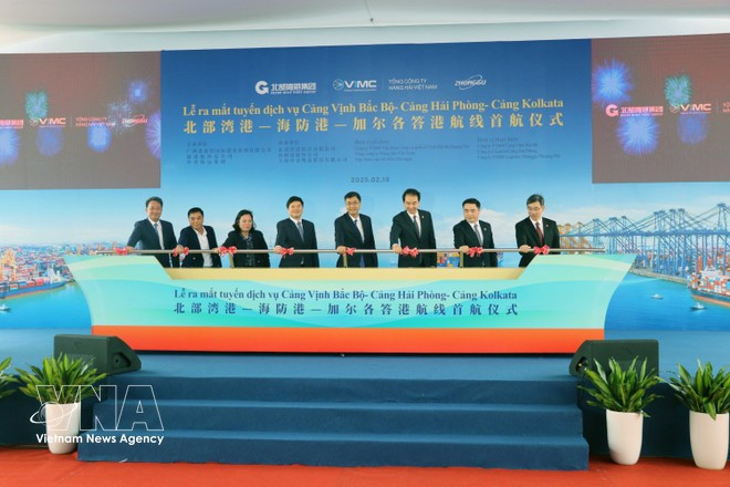 Inaugurer la ligne de service portuaire reliant le port du Golfe du Bac Bo – le port de Hai Phong – le port de Kolkata. Photo: VNA