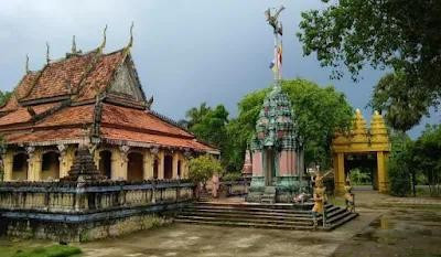L’état de l’ancienne salle principale de la pagode Sleng avant sa restauration L’état de l’ancienne salle principale de la pagode Sleng avant sa restauration