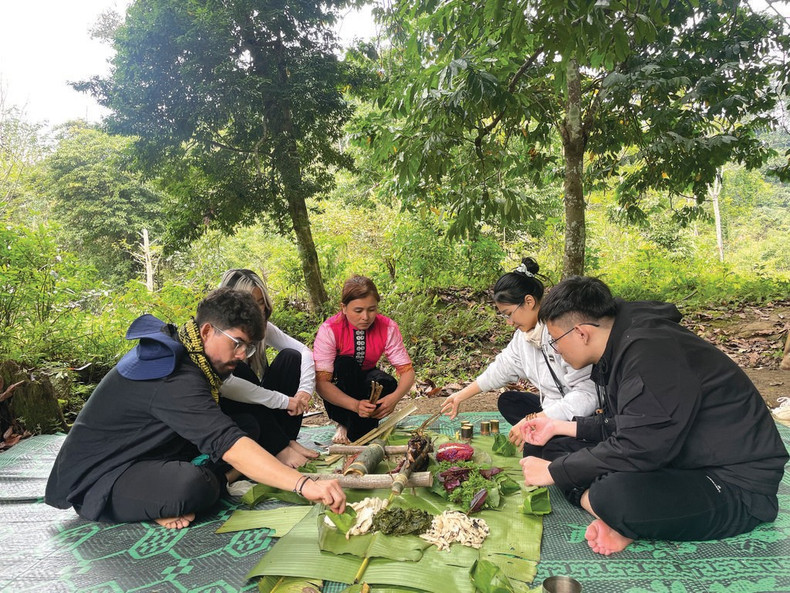 Dang Thi Lan (centre), de l’ethnie Thai, prépare un repas traditionnel destiné aux touristes. Dang Thi Lan (centre), de l’ethnie Thai, prépare un repas traditionnel destiné aux touristes.