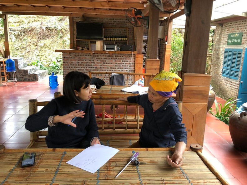Dinh Thi Huyên, directrice du Centre de coopération pour le développement du Nord-Ouest (TABA) (gauche) discute du plan d'accueil de visiteurs avec Hà Thi Soan, une femme de l'ethnie Thai participant au projet. Dinh Thi Huyên, directrice du Centre de coopération pour le développement du Nord-Ouest (TABA) (gauche) discute du plan d'accueil de visiteurs avec Hà Thi Soan, une femme de l'ethnie Thai participant au projet.