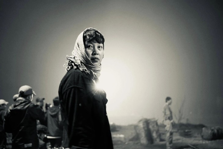 La réalisatrice Dang Thai Huyên sur le tournage de “Pluie rouge”. Photo: Studio de cinéma de l’Armée populaire La réalisatrice Dang Thai Huyên sur le tournage de “Pluie rouge”. Photo: Studio de cinéma de l’Armée populaire