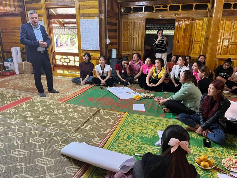 Edgar Doerig, représentant régional de l'Organisation internationale de la Francophonie pour l'Asie et le Pacifique prend la parole lors d'un cours de formation sur le marketing online pour les femmes des minorités ethniques de la commune de Vân Hô. Edgar Doerig, représentant régional de l'Organisation internationale de la Francophonie pour l'Asie et le Pacifique prend la parole lors d'un cours de formation sur le marketing online pour les femmes des minorités ethniques de la commune de Vân Hô.