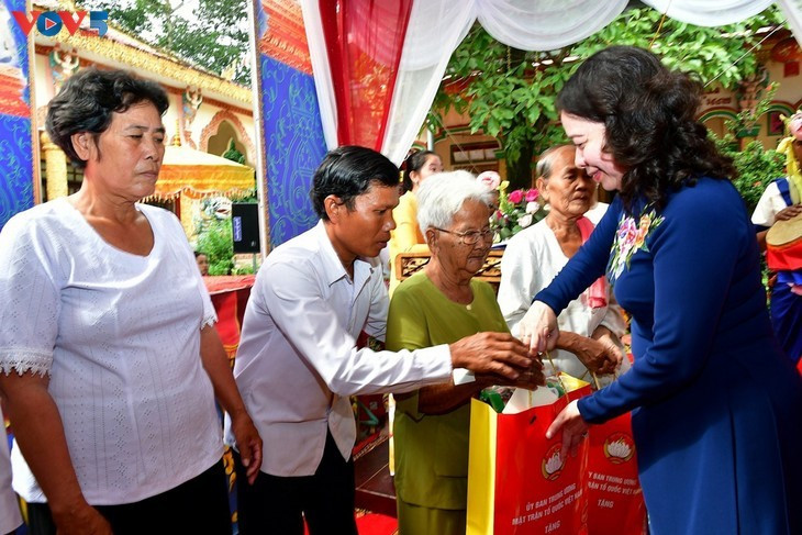 La vice-présidente Vo Thi Anh Xuan offre des cadeaux aux habitants du hameau Nguyêt Lang B. Photo: Thach Trà Vinh/VOV-Delta du Mékong.