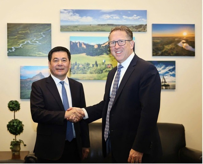 Le ministre du Commerce, Nguyen Hong Dien (gauche) et le député Adrian Smith, président de la sous-commission du Commerce du Congrès américain. Photo : VNA