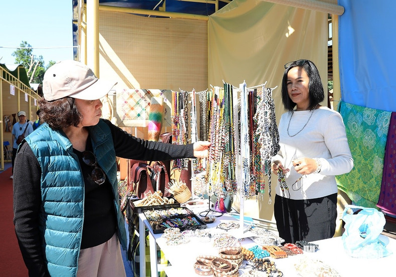 Mme Jusnah Binti Jinos (à droite), originaire de Malaisie, confie : « Je suis très heureuse de participer à cet événement culturel remarquable. Nous présentons ici des bijoux artisanaux imprégnés de la culture de notre pays. »