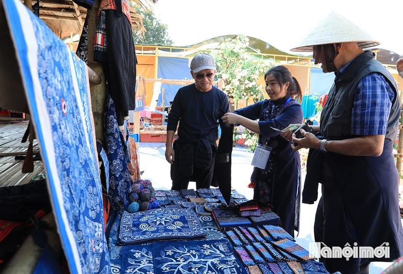 Pour sa première participation, Mme Hang Y Thanh (ethnie H’Mong, province de Phu Tho) cho biết : « Nous avons rarement l’occasion de participer à un événement d’une telle ampleur. Nous devons donc profiter de cette opportunité pour promouvoir et trouver de nouveaux débouchés pour l’artisanat de notre communauté. »