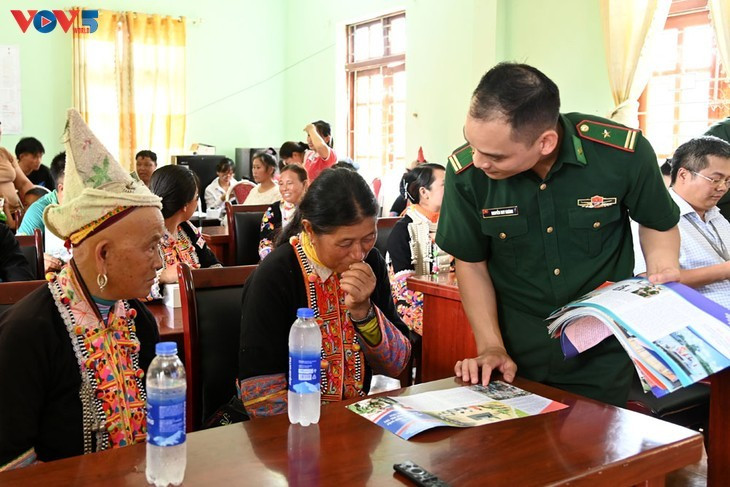 Chaque poste de garde-frontière de Lai Châu a créé une équipe de 3 à 5 enseignants pour transmettre les connaissances numériques aux habitants. Photo: Khac Kiên/VOV