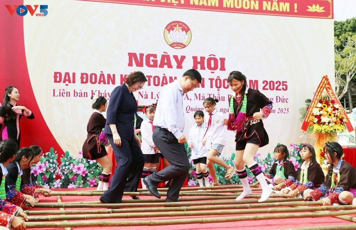 Le vice-président de l&apos;Assemblée nationale Vu Hông Thanh participe aux activités culturelles et sportives avec les habitants des villages de la commune de Quang Duc. Photo: Truong Giang/VOV-Nord-Est.
