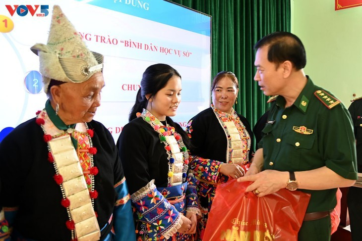 Le colonel Nguyên Van Hung remet des cadeaux aux habitants participant à l’atelier sur l’alphabétisation numérique. Photo: Khac Kiên/VOV