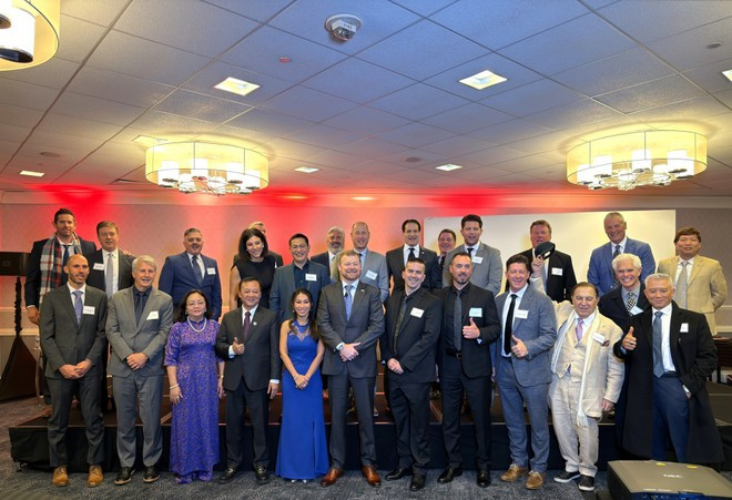 Les délégués participants à la cérémonie de signature. Photo: VNA