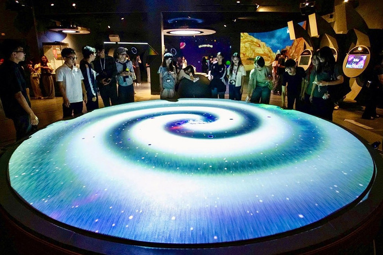 L’espace d’exposition n’apporte pas seulement des connaissances, il transmet également la passion aux élèves, aux étudiants et aux amateurs de science. L’espace d’exposition n’apporte pas seulement des connaissances, il transmet également la passion aux élèves, aux étudiants et aux amateurs de science.
