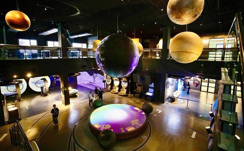 Un coin de l’espace d’exposition reconstitue le processus de formation de l’Univers sur 13,7 milliards d’années au Musée de l’Espace du Vietnam. Un coin de l’espace d’exposition reconstitue le processus de formation de l’Univers sur 13,7 milliards d’années au Musée de l’Espace du Vietnam.