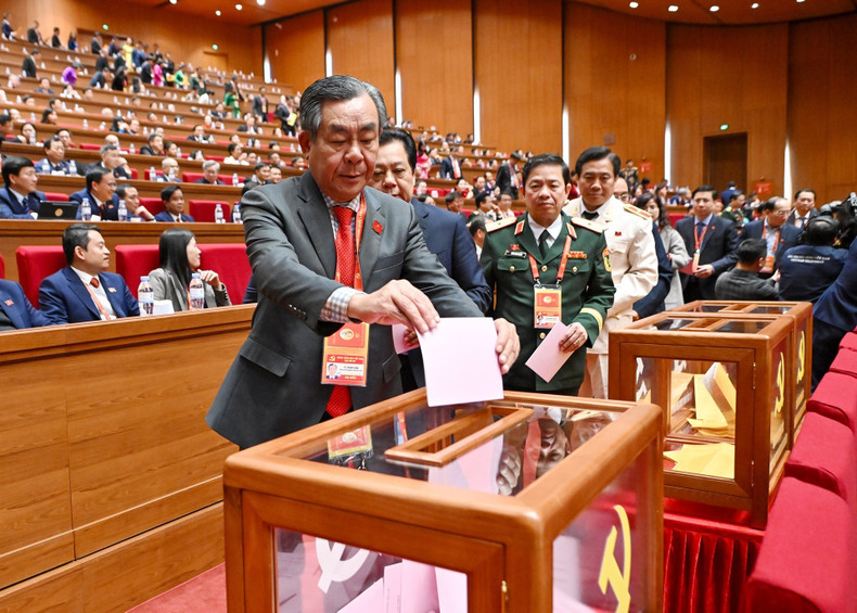 Les délégués ont voté pour l’élection du Comité central du XIVe mandat.