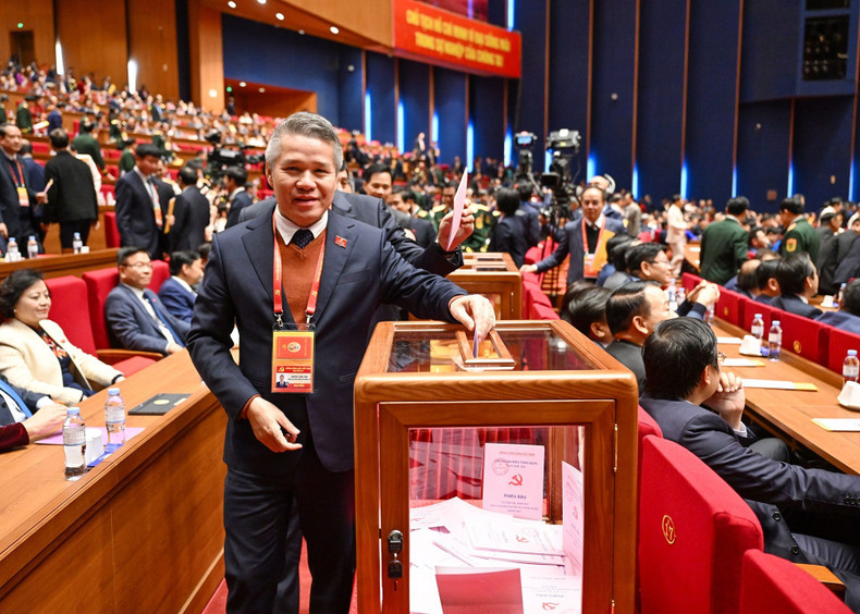 Les délégués ont voté pour l’élection du Comité central du XIVe mandat.