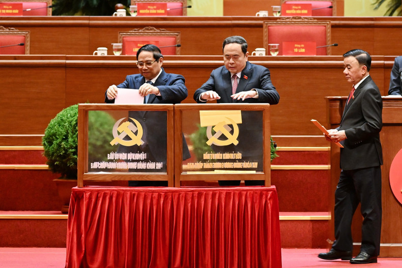 Le Premier ministre Pham Minh Chinh, le Président de l’Assemblée nationale Tran Thanh Man et le Permanent du Secrétariat Tran Cam Tu ont voté pour l’élection du Comité central du XIVe mandat.