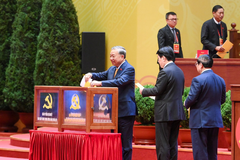 Les dirigeants du Parti et de l’État ont voté pour élire le Comité central du XIVe mandat.