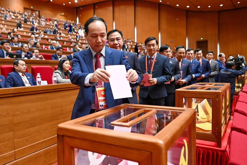 Les délégués ont voté pour l’élection du Comité central du XIVe mandat.