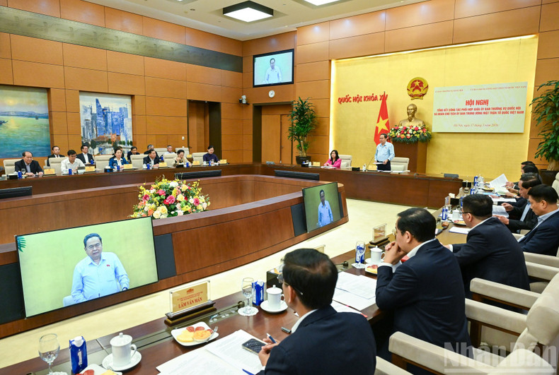 Ha Thi Nga, Vice-présidente et Secrétaire générale du Comité central du Front de la Patrie du Vietnam, présente le rapport lors de la conférence.