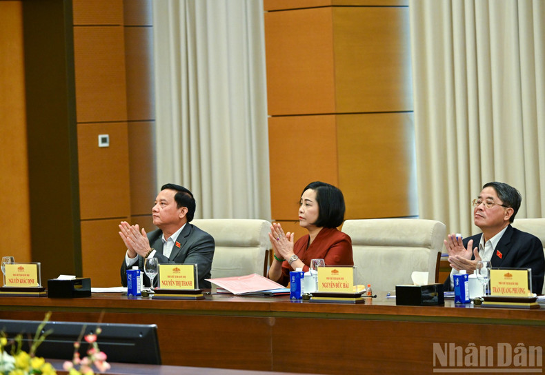 Les membres du Présidium du Comité central du Front de la Patrie du Vietnam participent à la conférence. (Photo : Duy Linh)