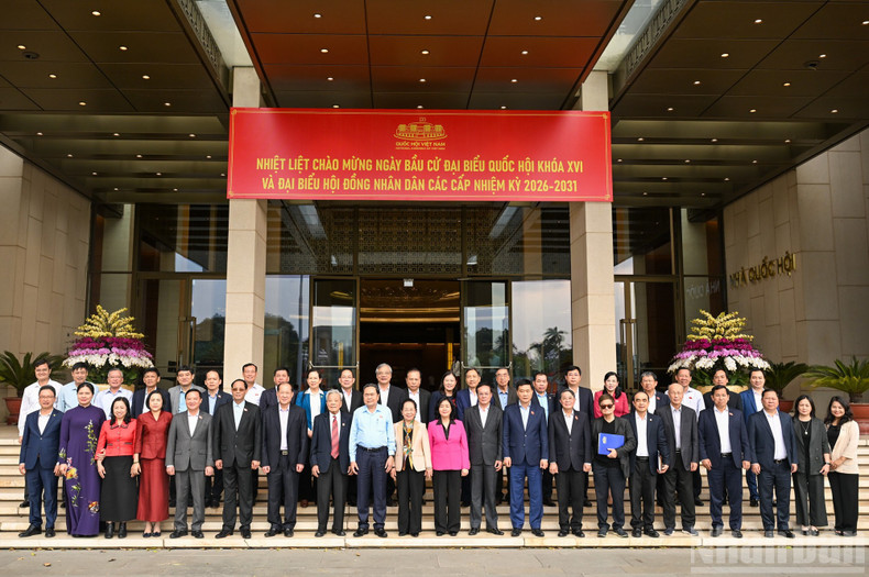 Le Président de l’Assemblée nationale Tran Thanh Man, la Présidente du Comité central du Front de la Patrie du Vietnam Bui Thi Minh Hoai et les délégués assistent à la conférence. (Photo : Duy Linh)