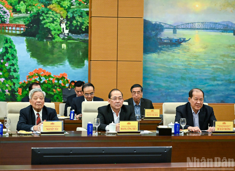 Les membres du Présidium du Comité central du Front de la Patrie du Vietnam participent à la conférence. (Photo : Duy Linh)