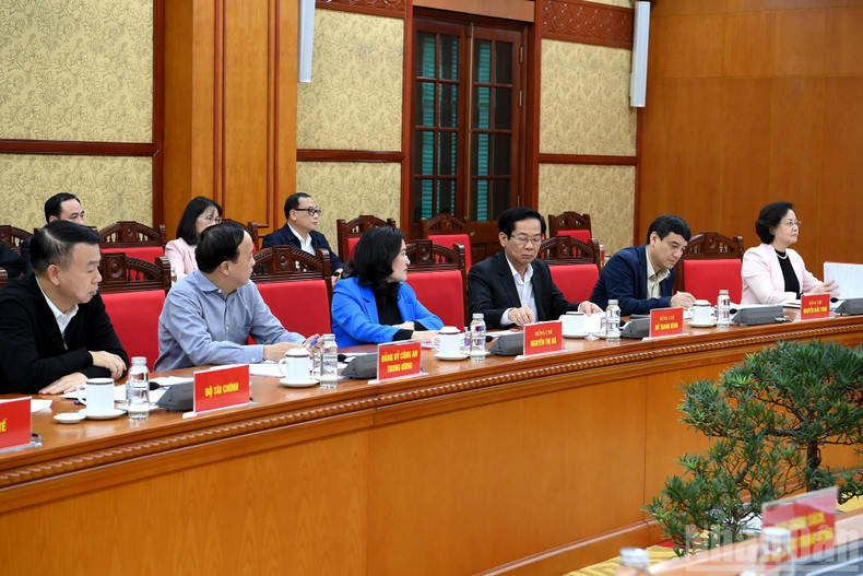 Les délégués participent à la séance de travail.