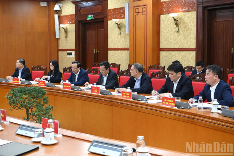 Les délégués participent à la séance de travail.