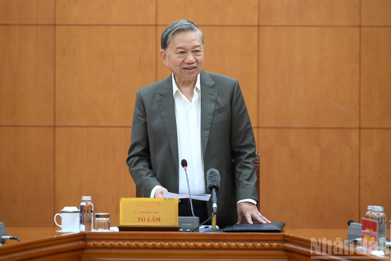 Le Secrétaire général (SG) du Parti communiste du Vietnam (PCV)To Lam prend la parole lors de la séance de travail.