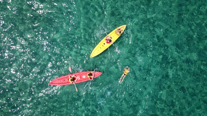 Pratiquer le stand up paddle à Phu Quoc. Photo : Sun Group Pratiquer le stand up paddle à Phu Quoc. Photo : Sun Group