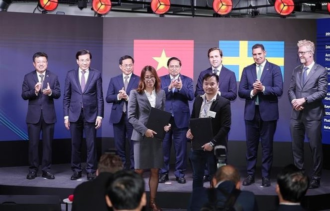 Sept accords de coopération sont signés entre les organismes et entreprises des deux pays, en présence du Premier ministre Pham Minh Chinh. Photo : VNA Sept accords de coopération sont signés entre les organismes et entreprises des deux pays, en présence du Premier ministre Pham Minh Chinh. Photo : VNA