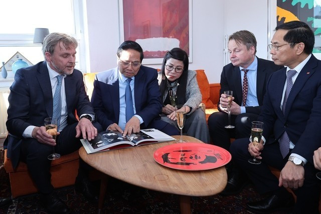 Le Premier ministre vietnamien Pham Minh Chinh et son épouse rendent visite à la famille de feu le Premier ministre suédois Olof Palme. Photo : VNA. Le Premier ministre vietnamien Pham Minh Chinh et son épouse rendent visite à la famille de feu le Premier ministre suédois Olof Palme. Photo : VNA.