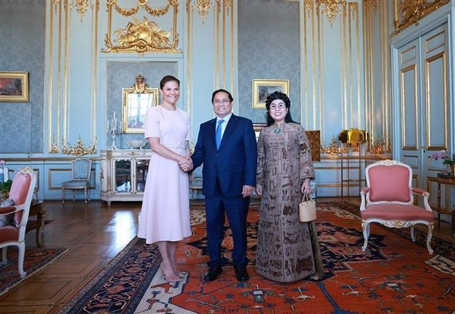 Le Premier ministre Pham Minh Chinh, son épouse Lê Thi Bich Trân et la princesse héritière de Suède Victoria. Photo : VNA Le Premier ministre Pham Minh Chinh, son épouse Lê Thi Bich Trân et la princesse héritière de Suède Victoria. Photo : VNA