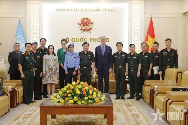Le général de corps d’armée Hoang Xuân Chiên, vice-ministre de la Défense, le vice-secrétaire général de l’ONU, Jean-Pierre Lacroix, et les délégués lors de la rencontre. Photo: qdnd.vn Le général de corps d’armée Hoang Xuân Chiên, vice-ministre de la Défense, le vice-secrétaire général de l’ONU, Jean-Pierre Lacroix, et les délégués lors de la rencontre. Photo: qdnd.vn