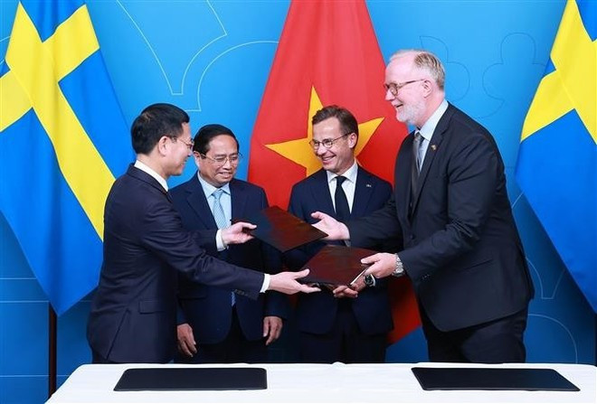 Les deux Premiers ministres assistent à l'échange d'un accord de partenariat stratégique sectoriel entre le Vietnam et le Suède. Photo: VNA Les deux Premiers ministres assistent à l'échange d'un accord de partenariat stratégique sectoriel entre le Vietnam et le Suède. Photo: VNA