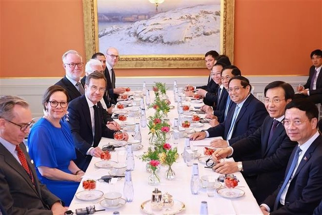 Entretien entre les Premiers ministres vietnamien et suédois. Photo: VNA Entretien entre les Premiers ministres vietnamien et suédois. Photo: VNA