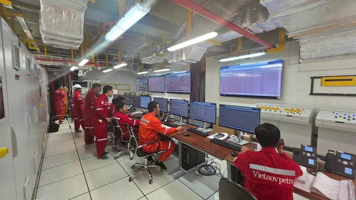 Les cadres, ingénieurs et techniciens de Vietsovpetro opérant sur les plateformes Kinh Ngu Trang 4-1752548519902822823679.jpg