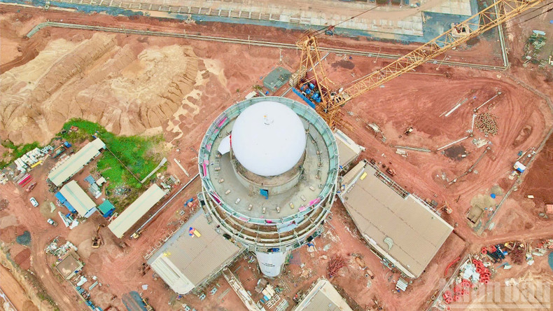 La tour est équipée d’un radar au sommet, d’une cabine de contrôle d’environ 150 m², ainsi que de deux cabines de supervision des aires de stationnement, chacune d’environ 70 m². L’ensemble du système d’équipements repose sur une technologie d’automatisation moderne.