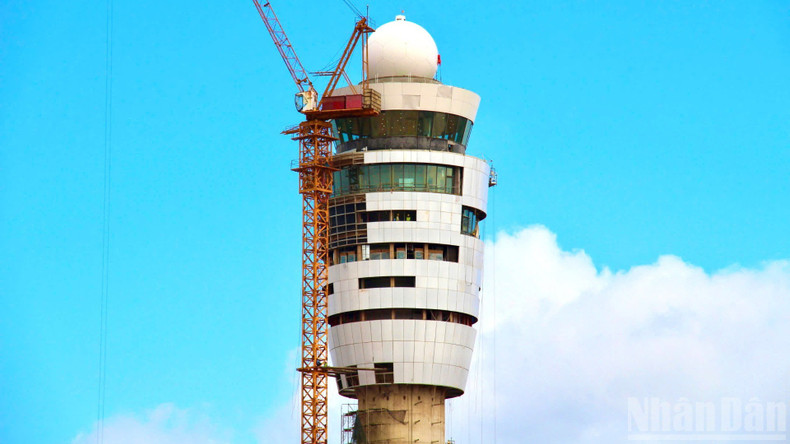 Selon la Vietnam Air Traffic Management Corporation, parallèlement à la construction, la préparation du personnel destiné à l’exploitation de l’aéroport de Long Thanh est également achevée. Les contrôleurs aériens et techniciens, formés de manière rigoureuse selon les normes internationales et bénéficiant d’une formation spécialisée, sont prêts à assurer leurs missions.