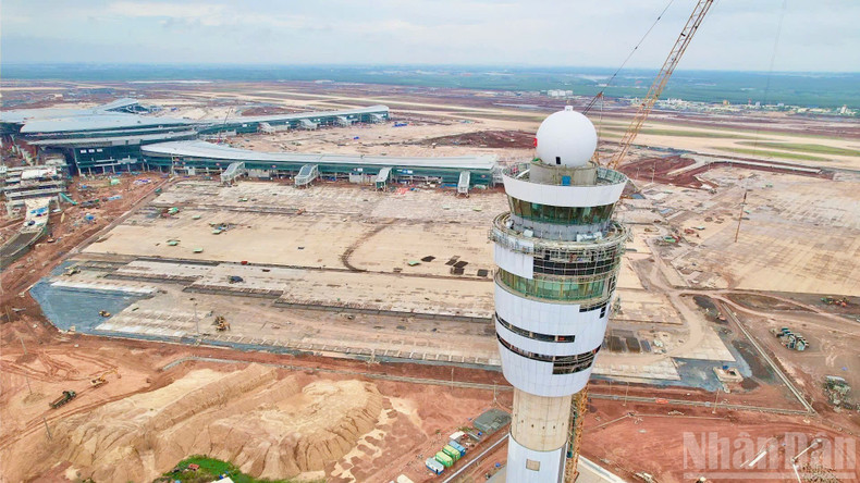 Outre la tour de contrôle, les ouvrages tels que les stations radar, les stations d’émission et de réception ainsi que les dispositifs de guidage sont eux aussi pour l’essentiel achevés.