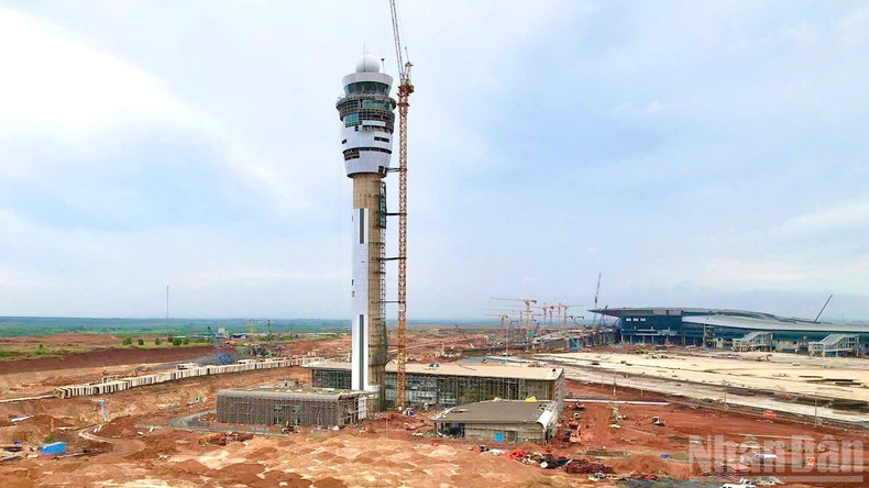 La composante 2, « ouvrages servant à la gestion du trafic aérien », est construite sur une superficie d’environ 70 000 m², dont 24 000 m² dédiés à la Tour de contrôle et aux ouvrages auxiliaires.