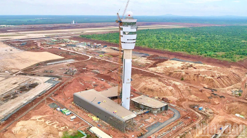 L’enveloppe extérieure de la tour de contrôle devrait être pour l’essentiel achevée avant le 15 décembre. Les équipes travaillent actuellement jour et nuit.