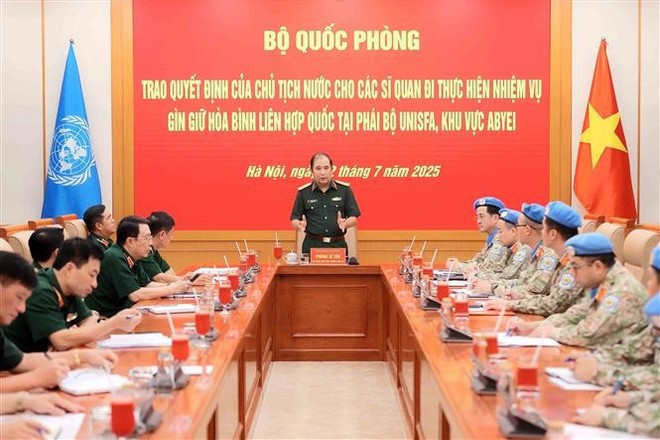 Le général de corps d’armée Phung Sy Tan, chef d’état-major général adjoint de l’Armée populaire du Vietnam et vice-président du Comité directeur du ministère de la Défense pour la participation aux opérations de maintien de la paix de l’ONU, s'exprime lors de la cérémonie. Photo : VNA. Le général de corps d’armée Phung Sy Tan, chef d’état-major général adjoint de l’Armée populaire du Vietnam et vice-président du Comité directeur du ministère de la Défense pour la participation aux opérations de maintien de la paix de l’ONU, s'exprime lors de la cérémonie. Photo : VNA.