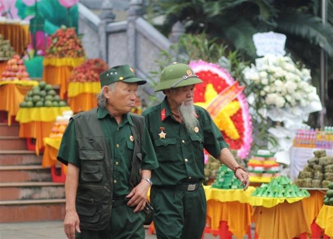 Les anciens combattants rendent visite à leurs camarades tombés au combat au cimetière des martyrs de Duc Co. Photo : VNA. Les anciens combattants rendent visite à leurs camarades tombés au combat au cimetière des martyrs de Duc Co. Photo : VNA.