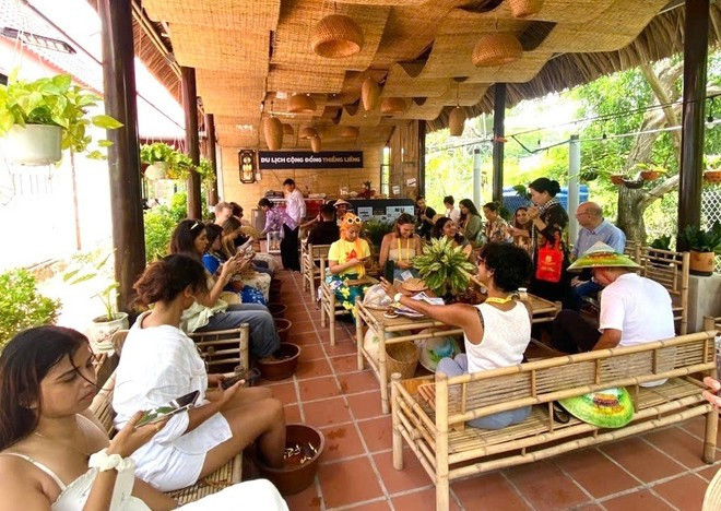 Les touristes étrangers découvrent un modèle de tourisme communautaire à Hô Chi Minh-Ville. Photo : ministère vietnamien de la Culture, des Sports et du Tourisme. Les touristes étrangers découvrent un modèle de tourisme communautaire à Hô Chi Minh-Ville. Photo : ministère vietnamien de la Culture, des Sports et du Tourisme.
