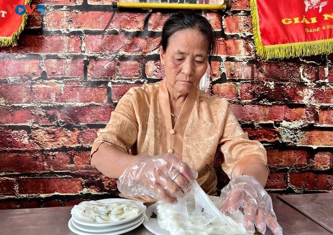Hoang Thi Lan, gardienne du métier ancestral de fabrication des bánh cuốn à Thanh Tri. Photo : VOV. Hoang Thi Lan, gardienne du métier ancestral de fabrication des bánh cuốn à Thanh Tri. Photo : VOV.