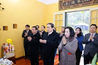Le président de l’Assemblée nationale, Tran Thanh Man, rend hommage au Président Ho Chi Minh à la Maison 67, au sein du site historique du Palais présidentiel. Photo : VNA.