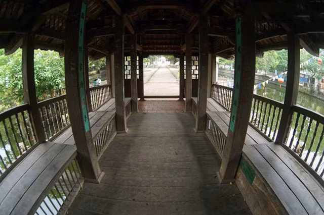 Le charme et l’originalité du pont à toiture de la région du Nord ảnh 5